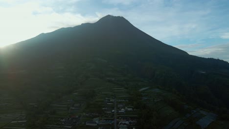 Drohnenansicht-Der-Ländlichen-Landschaft-Am-Hang-Des-Vulkans-Merapi