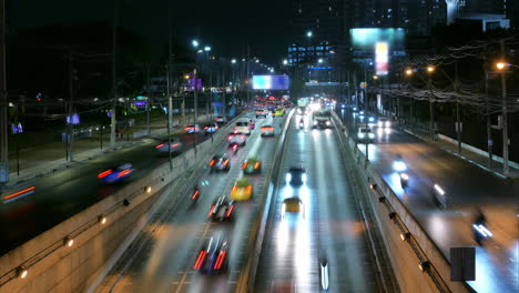 Vista-Timelapse-Del-Tráfico-Nocturno-Ocupado-En-Bangkok,-Tailandia