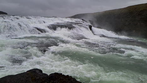 Zeitlupe,-Kaskaden-Des-Gullfoss-Wasserfalls-An-Bewölkten-Tagen,-Island,-Panorama