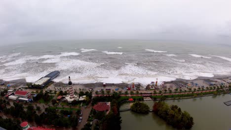 Como-Una-Toma-De-Drone-De-Un-Día-Ventoso-En-El-Mar-Negro,-Grandes-Olas-Que-Destruyen-La-Costa-De-Batumi