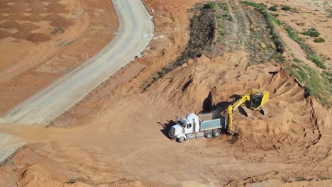 Yarrawonga,-Victoria,-Australia---8-March-2024:-Excavator-loading-soil-into-a-tip-truck-at-construction-site-in-Yarrawonga