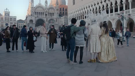 Los-Turistas-Se-Toman-Fotos-Con-El-Dúo-De-Carnaval-En-La-Plaza-Veneciana.