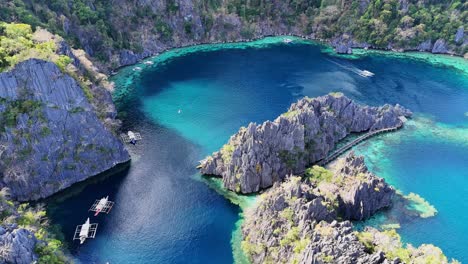 Drohnenaufnahmen-Von-Lagunen-Und-Booten-Auf-Der-Insel-Coron-Auf-Den-Philippinen