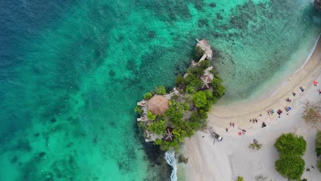 Imágenes-De-Arriba-Hacia-Abajo-De-Una-Playa-Blanca-Con-Turistas-Y-Aguas-Turquesas-En-Siquijor,-Filipinas,-En-Sentido-Inverso