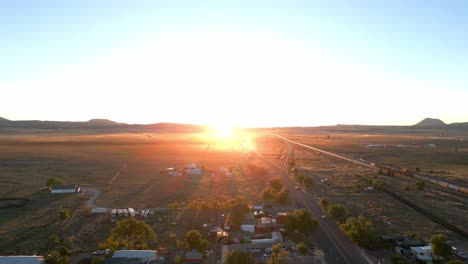 Sol-Dorado-Al-Atardecer-Brillando-Sobre-La-Ciudad-De-Seligman-A-Lo-Largo-De-La-Ruta-66-En-Arizona,-EE.UU.