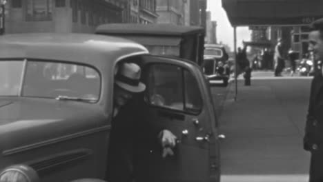 Un-Hombre-Sale-De-Un-Coche-Clásico-En-Una-Calle-Del-Centro-De-Nueva-York-En-Los-Años-1930