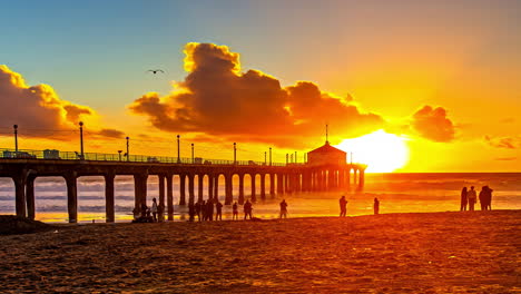 Time-Lapse,-Sunset-Above-Pier-on-Manhattan-Beach,-California-USA,-Sunlight-on-Pacific-Ocean-Horizon-and-People