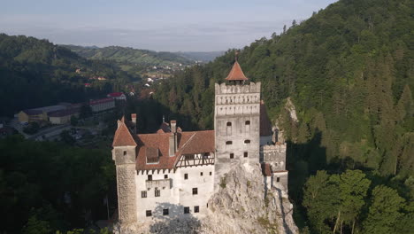 Das-Von-Bergen-Umgebene-Dracula-Schloss-Wacht-über-Das-Dorf-Bran