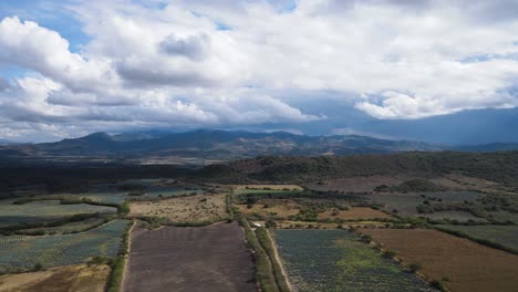 Día-Nublado-Sobre-Hermosos-Campos-De-Cultivo-En-San-Pedro-Lagunillas,-Nayarit,-México