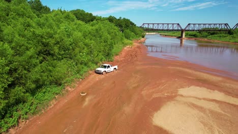 Dies-Sind-Luftaufnahmen-Eines-Weißen-Lastwagens,-Der-Am-Ufer-Des-Red-River-Auf-Der-Texanischen-Seite-In-Gainesville-Im-Schlamm-Feststeckt