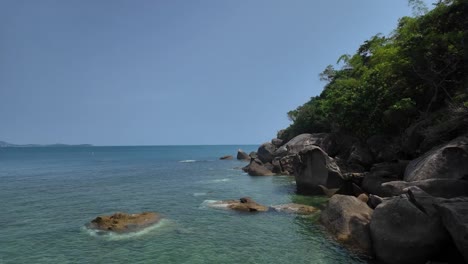 Serene-Ko-Samui-Coastline-with-Rocks,-Thailand