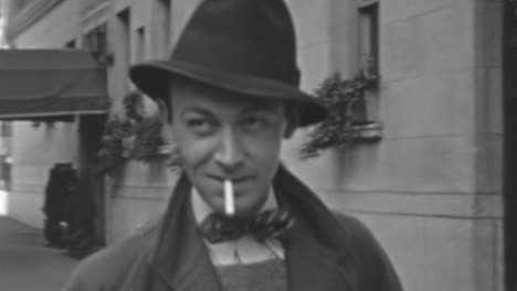 Mann-Raucht-Eine-Zigarette-Und-Geht-In-Den-1930er-Jahren-Die-Straßen-Von-New-York-City-Entlang