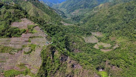 Entfernte-Drohnenaufnahmen-über-Den-Berühmten-Batad-Reisterrassen-Auf-Einem-Bergkamm-Im-Norden-Der-Philippinen