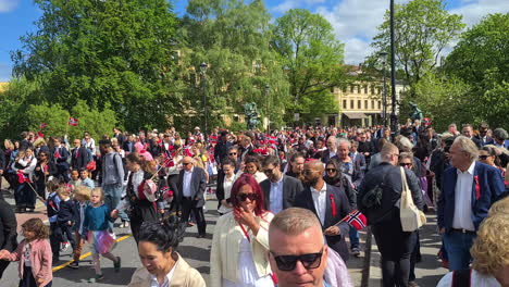 Oslo,-Noruega,-Multitud-De-Personas-Con-Banderas-Nacionales-En-Un-Desfile-Callejero-Durante-El-Día-De-La-Constitución,-Fiesta-Nacional