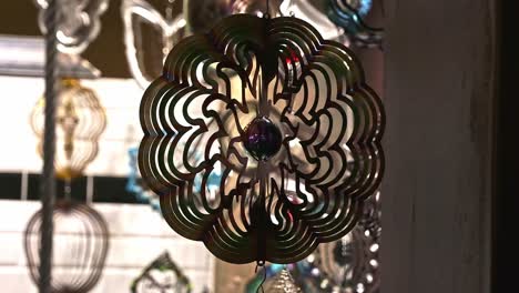 Eine-Sammlung-Spiralförmiger-Kaleidoskop-Mobiles,-Die-Rotieren-Und-Licht-Und-Farben-Auf-Faszinierende-Weise-Reflektieren