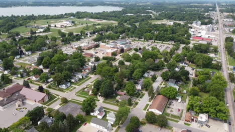 Fremont-Michigan-Drone-Imágenes-Aéreas-Del-Centro-De-Los-Edificios-Paisaje-Urbano