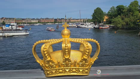 Corona-Dorada-En-Skeppsholmsbron,-Puente-Y-Bahía-De-Estocolmo,-Suecia-En-Un-Día-Soleado