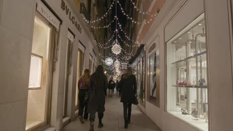 Schicke-Venezianische-Gasse-Mit-Weihnachtsbeleuchtung