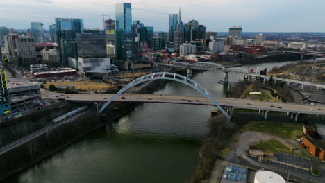 Puente-Conmemorativo-De-Los-Veteranos-Coreanos-Y-Puente-Peatonal-John-Seigenthaler-Sobre-El-Río-Cumberland-En-Nashville,-Tennessee,-EE.UU.