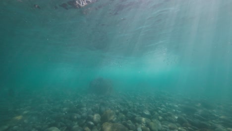 Unterwasseraufnahme-Von-Wellen,-Die-An-Den-Felsen-Am-Ufer-Brechen