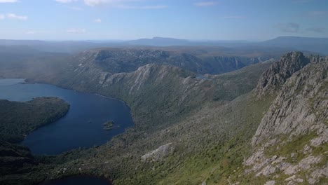 Toma-Aérea-Hacia-Atrás-Del-Lago-Con-Colinas-Al-Lado-Durante-El-Día.