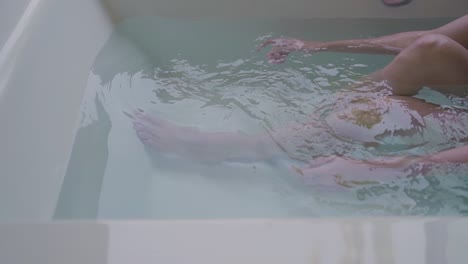 Zeitlupe-Einer-Frau-Mit-Beinen-In-Einem-Luxuriösen-Spa-Salon-Mit-Sanft-Bewegtem-Wasserbad