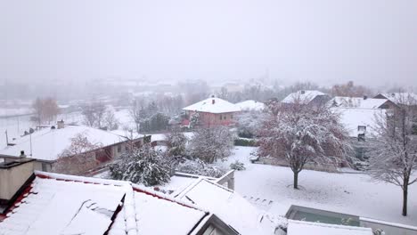 Pueblo-Cubierto-De-Nieve-Durante-El-Invierno---Disparo-Aéreo-De-Drones