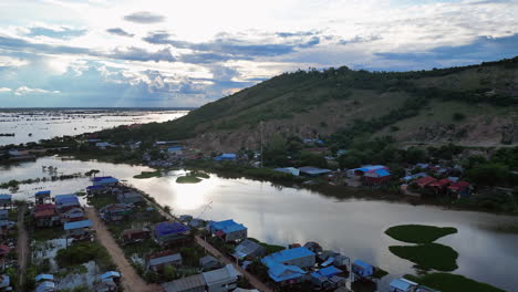 El-Sol-Se-Refleja-En-Las-Cristalinas-Aguas-De-La-Inundación-Alrededor-De-La-Aldea-Camboyana-Del-Pantano-Cerca-Del-Lago-Tonle-Sap.