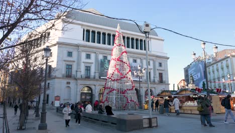 Ein-Blick-Auf-Das-Teatro-Real,-Spaniens-Führende-Institution-Für-Darstellende-Und-Musikalische-Künste,-An-Der-Belebten-Plaza-Isabel-II-In-Madrid