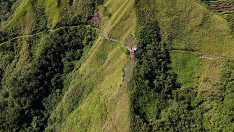 Imágenes-De-Drones-De-Un-Camino-En-La-Ladera-De-Una-Montaña-En-Luzón,-Norte-De-Filipinas