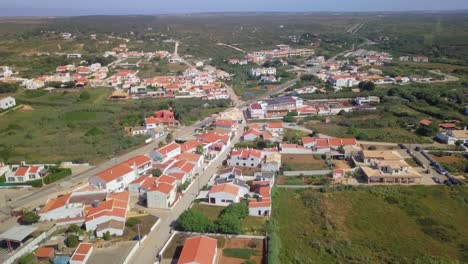 Luftaufnahme-Eines-Kleinen-Dorfes-An-Der-Algarve-In-Portugal-In-4K