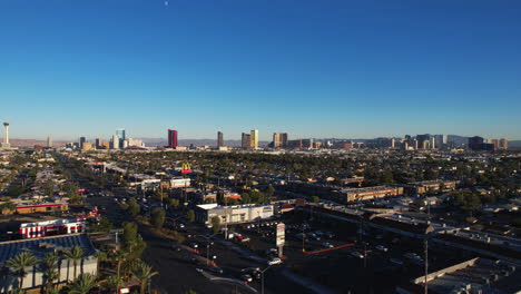 Las-Vegas,-EE.UU.,-Toma-De-Drones-Del-Horizonte-Del-Paisaje-Urbano-Y-Tráfico-De-Avenidas-A-La-Luz-Del-Sol-De-La-Hora-Dorada