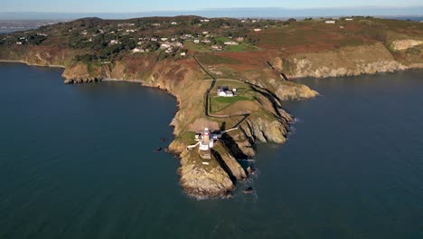 Impresionantes-Imágenes-Con-Drones-En-4k-Del-Faro-De-Baily-En-El-Condado-De-Howth,-Dublín---Irlanda