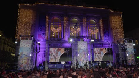 Ópera-De-Invierno-En-La-Plaza-De-La-Comedia-En-Montpellier,-Decorada-Con-Guirnaldas-Y-Un-Escenario-Gigante-Para-El-Evento-De-Transporte-Gratuito