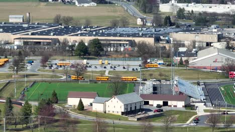 Amerikanischer-Gelber-Schulbus-Im-Warwick-Schulbezirk-Mit-Fußball--Und-Footballplatz