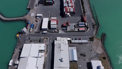Luftaufnahme-Von-Versandbehältern-Und-Ausrüstung-Im-Hafen-Von-Timaru,-Neuseeland