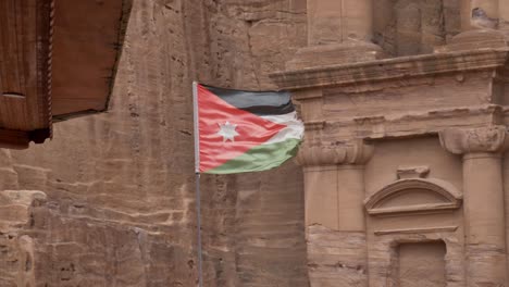 Jordanische-Flagge-Weht-Im-Wind-Am-Kloster-Ad-Deir-In-Der-Antiken-Stadt-Petra