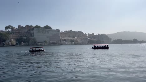 Toma-En-Primera-Persona-Acercándose-Entre-El-Mar-Que-Brilla-Cuando-Los-Rayos-Del-Sol-Caen-Sobre-El-Agua-Y-Un-Gran-Palacio-Es-Visible-Al-Fondo.