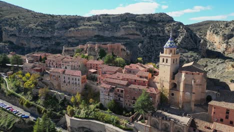 Kathedrale-Und-Dorf-Albarracin-In-Teruel,-Aragon,-Spanien---4k-Luftaufnahme