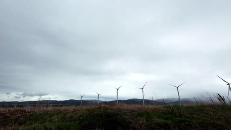 Windkraftanlage-Saubere-Grüne-Energie-Erzeugen-Bauernhof-Bewölkt-Windigen-Tag