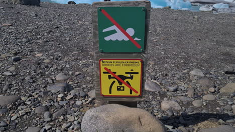 Schwimmen-Und-Drohnen-Sind-Verboten-Schild-Vor-Der-Gletscherlagune-Und-Dem-Gletscher-Jökulsárlón,-Island