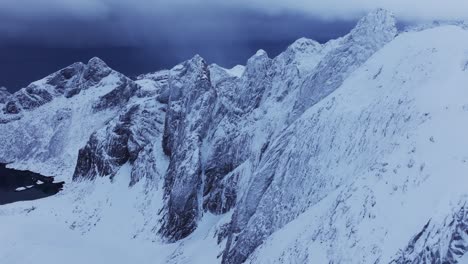 Vista-Aérea-Del-Hermoso-Paisaje-De-La-Montaña-Nevada-De-Noruega-Durante-El-Invierno