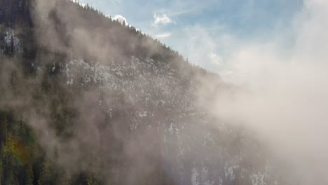 Malerische-Schneebedeckte-Berglandschaft-Und-Bäume
