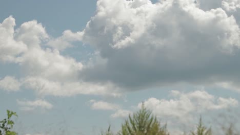 Fighter-jet-flying-in-the-distance