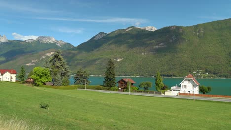 Der-See-Von-Annecy-Ist-Von-Nahegelegenen-Bergen-Umgeben