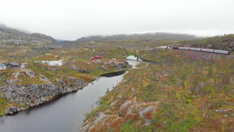 Aérea:-Tren-De-Pasajeros-Sueco-En-El-Norte-De-Noruega-Cerca-De-La-Estación-De-Søsterbekk-Junto-A-Un-Lago