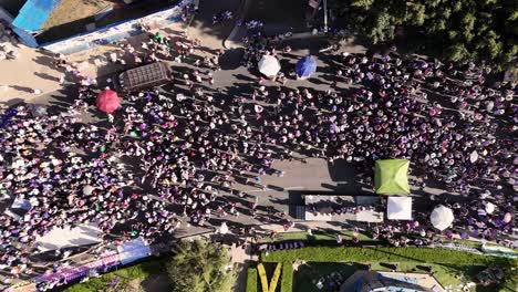 Vista-Aérea-De-La-Manifestación-Del-Día-Internacional-De-La-Mujer-En-El-Paseo-De-La-Reforma,-CDMX