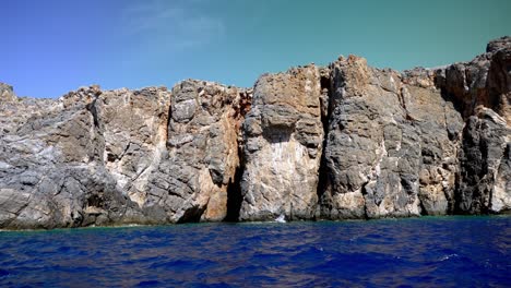 Vista-Desde-Un-Barco-Que-Viaja-En-El-Mar-Egeo,-Rocas-Con-Interés-Geológico-Creta,-Grecia