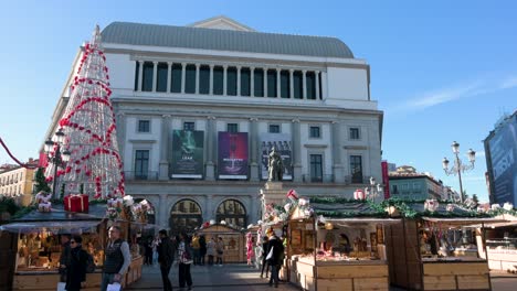 Una-Toma-Amplia-Del-Teatro-Real-Ubicado-En-La-Plaza-Isabel-Ii-Y-Frente-Al-Palacio-Real,-La-Principal-Institución-De-Artes-Escénicas-Y-Musicales-De-España