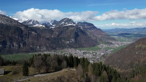 Blick-Auf-Das-Dorf-Frontalpstock-In-Glarus,-Schweiz